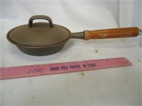 Small cast iron pan w/lid
