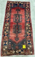 SAVEH HAND KNOTTED WOOL ACCENT RUG, 7'2" X 3'6"