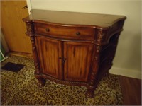 Entry table (missing 1 cabinet pull)