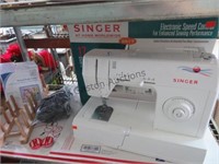 SINGER 2517 SEWING MACHINE AND ACCESSORIES