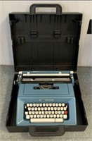 Olivetti Studio 46 Portable Typewriter in Case