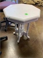 NICE WHITE WOOD ACCENT TABLE
