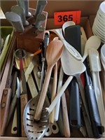 FLAT KITCHEN UTENSILS- KNIVES IN BLOCK