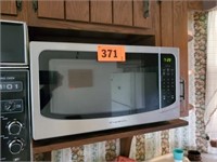 FRIDIDAIRE CHROME LOOK MICROWAVE OVEN