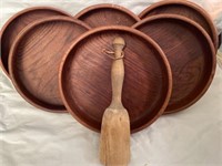Assortment of 6 wooden bowls the diameter at the