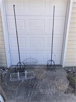 Basket hangers and wire baskets