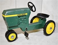 Ertl John Deere 520 Pedal Tractor