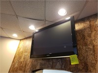 Samsung 42" flatscreen tv with mounting bracket