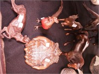 Five metal items: horses, pheasants, dog (as-is)