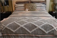 Queen Size Comforter, Pillows & Shams (R3)