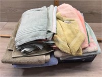 FLAT OF BATH TOWELS AND WASH RAGS FLAT OF BATH TOW