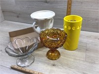 FLAT WITH FLOWER VASES/ CANDY BOWLS FLAT WITH FLOW