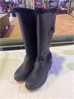 $90 TOTES WOMAN BOOTS SIZE 8M
