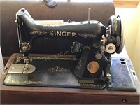 Vintage Singer sewing machine w/wooden case, key