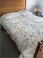 Full size quilt w/matching pillow shams