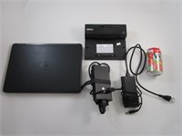 Laptop Dell avec câble de charge et accessoire