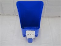 2QT FEED SCOOP COLOR BLUE18075