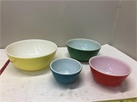 4 pc vintage Pyrex bowls