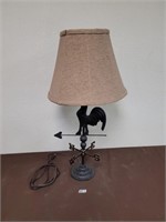 Metal rooster side table lamp
