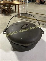 CAST IRON POT WITH LID & HANDLE