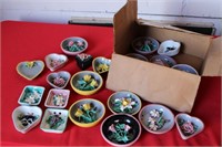 BOX OF WALL PLAQUES WITH DIFFERENT FLOWERS