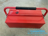 Rød værktøjskasse i metal, 64 dele