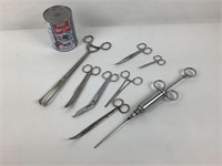 Instruments médicaux dont ciseaux, seringe
