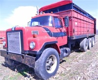 IH 2000 truck, Detroit engine, tri-axle w/air tag