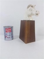 Cheval en porcelaine sur base en bois