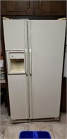 Side by side refrigerator and freezer