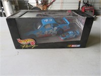 Mattel Hot Wheels Racing STP #43 1:24 & 1:64