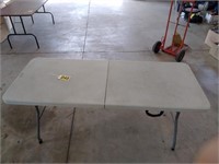 6ft plastic fold in half folding table