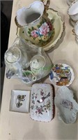 Group lot of porcelain pieces, includes in a