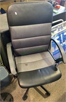 Black padded office chair on wheels (145)