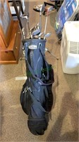 Titleist golf bag with 14 golf clubs that include