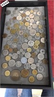 Tray lot of foreign money and game tokens