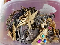 LOT OF VINTAGE MODERN BROOCHES
