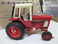 IH 1086 TRACTOR 1/16 SCALE
