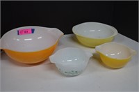 Four Pieces Pyrex Bowls