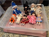 Tote lot of collectible 90s dolls