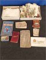 Box Lot Old Books, Broches misc