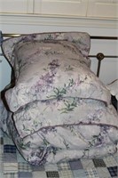 Comforter set with two pillows