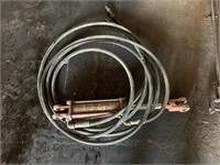 Hydraulic cylinder with hose