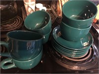 Set of 12 green soup bowls w/ plates