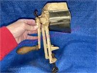 Antique Stahlreiber No. 1/3 kitchen grinder