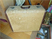 2 vintage suitcases