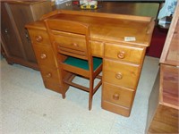 Maple kneehole youth desk/chair