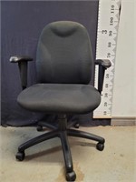 Office desk chair - good quality 25" × 21" × 40"