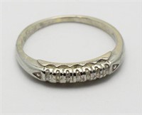 Ladies 18kt white gold wedding ring containing