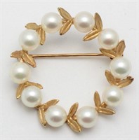 14 kt yellow gold cultured pearl brooch. Total